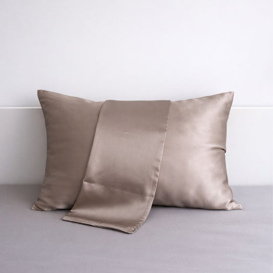 jedwabna poszewka detal tkaniny mulberry silk gładka powierzchnia anti frizz hair skin friendly