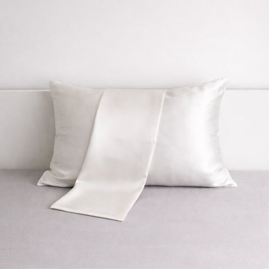 biala jedwabna poszewka na poduszke 40x60