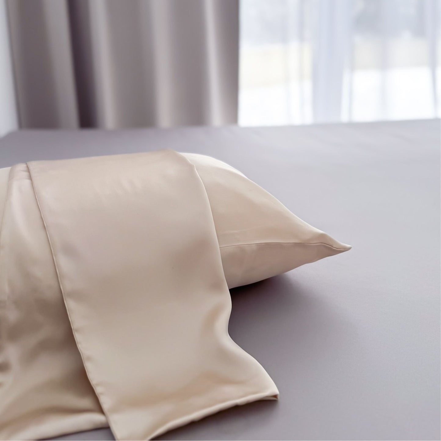 Jedwabna poszewka na łóżku naturalne światło