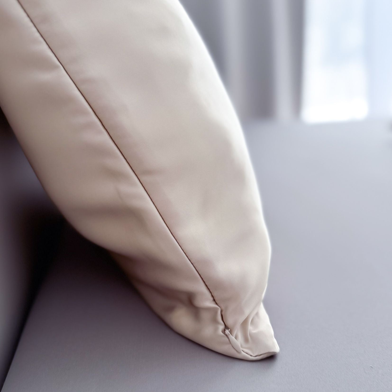 Jedwabna poszewka ukryty zamek detal