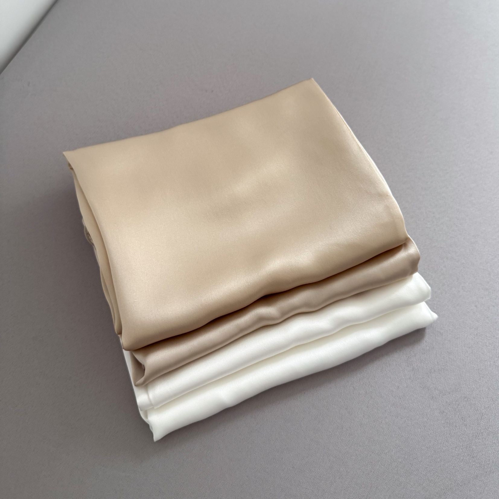 Jedwabne poszewki champagne i biała zestaw