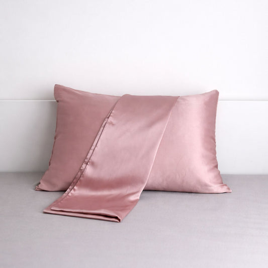 Różowa jedwabna poszewka na poduszkę z delikatnie opadającą tkaniną – luksusowy produkt Lumière